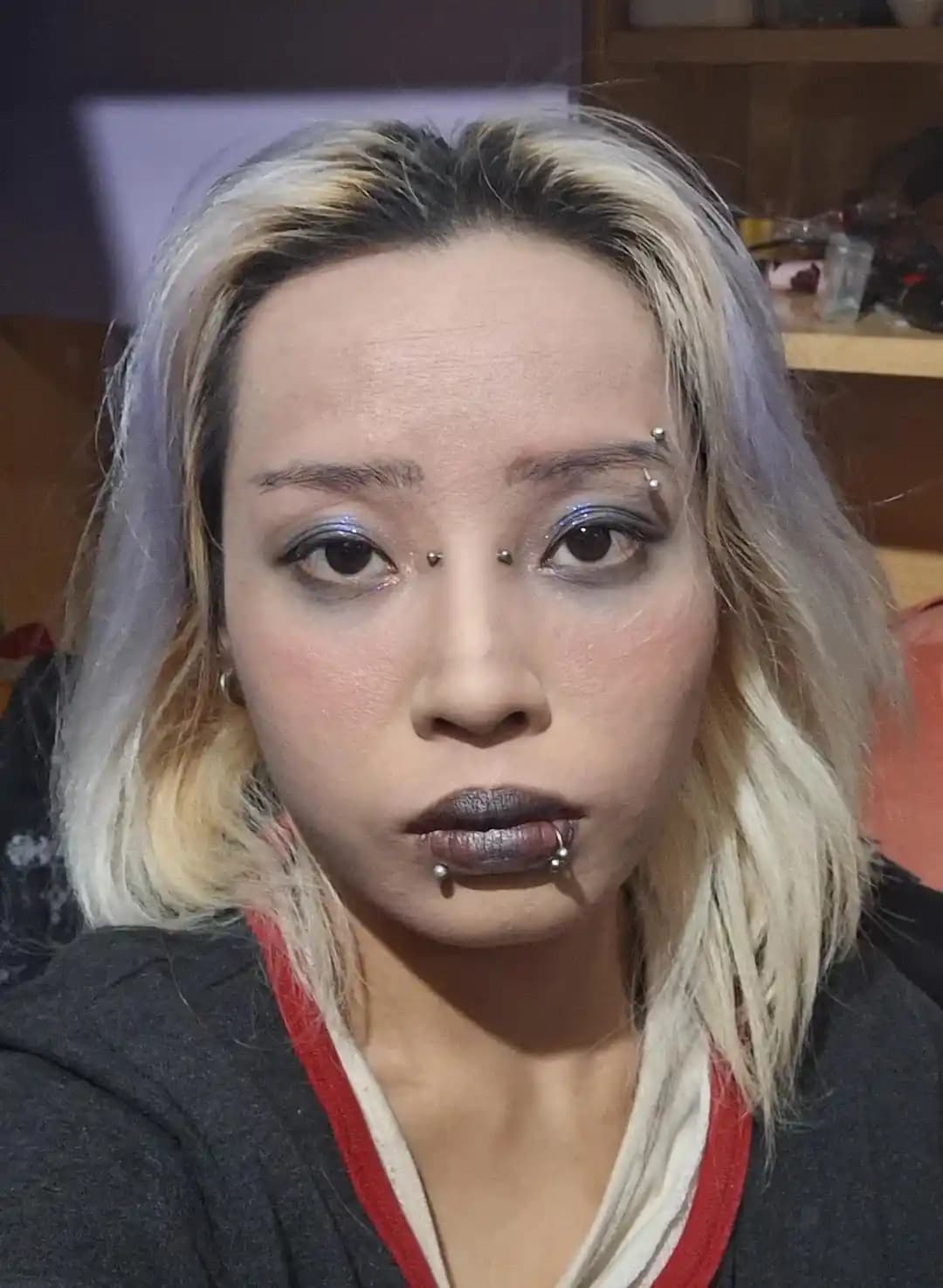 Alternatif Makyaj Stili: Kaş, Göz ve Dudak Uygulamalarıyla Dramatik Görünüm Yaratma