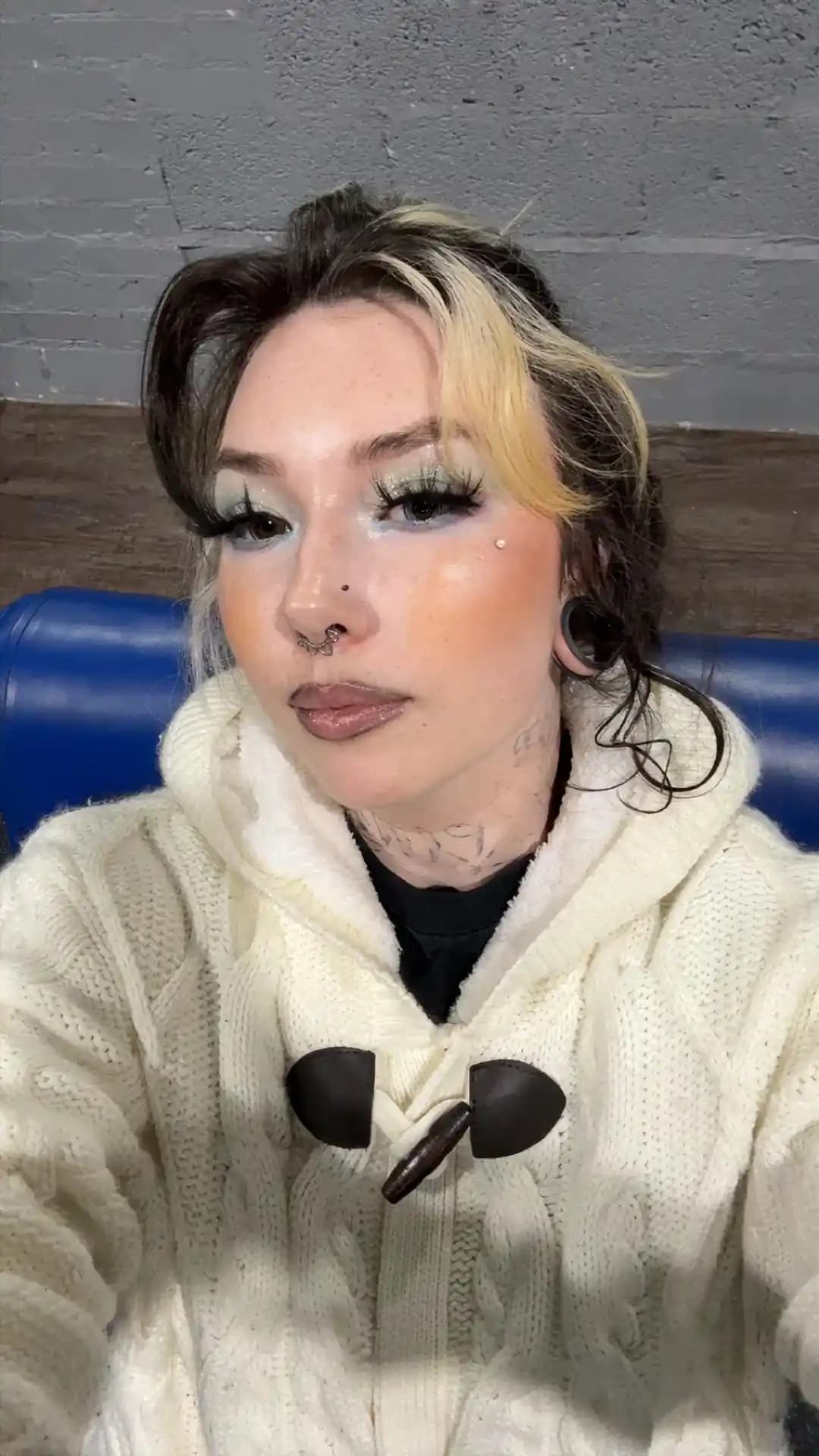 Kuru Ciltler İçin Toz Ürünlerle Parlak ve Nemli Makyaj Teknikleri ve Ürün Seçimi