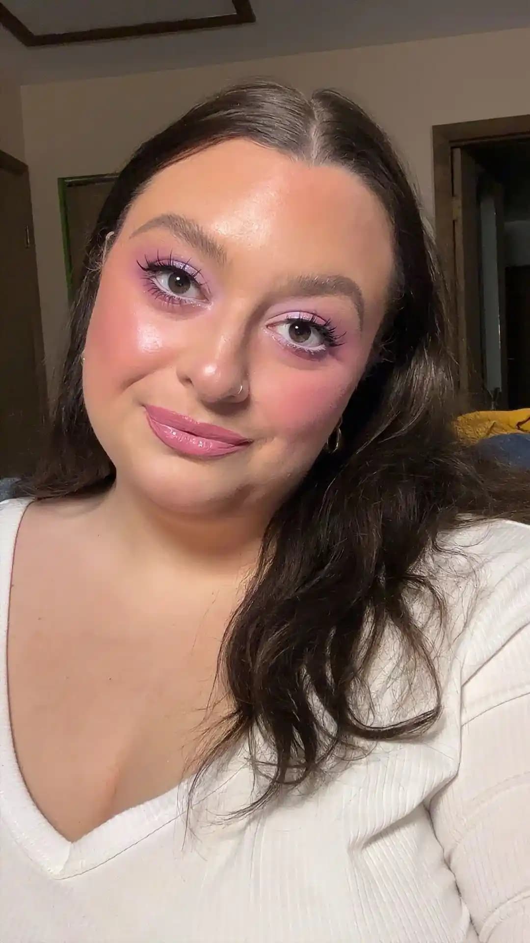 Pembe Tonlarında Canlı Makyaj: Ürün İncelemesi ve Uygulama Teknikleri