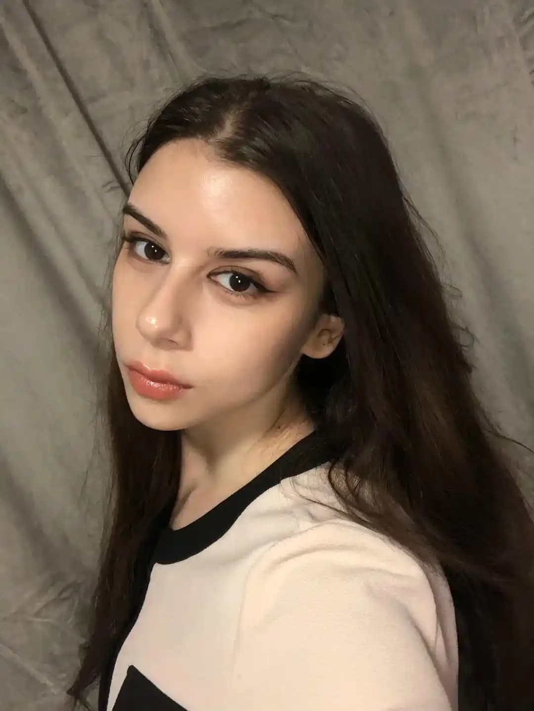 Jennie Tarzı Göz Makyajı ve Maskara Seçimi: Kalıcı Kirpik Kıvırma Teknikleri