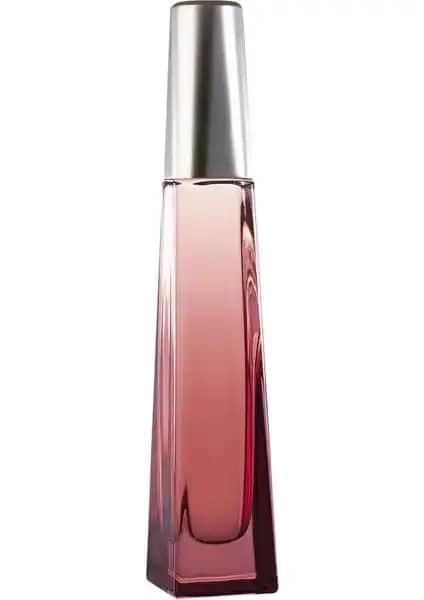 Avon Surrender Kadın Parfümü: Zarafet ve Çekiciliğin Modern Simgesi
