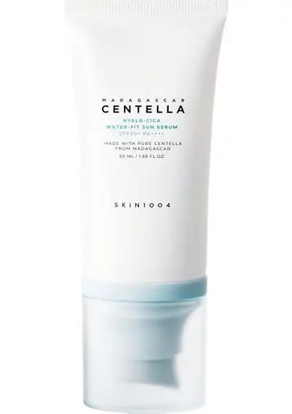 Skin1004 Madagascar Centella Hyalu-Cıca Water-Fıt Sun Serum SPF50+ PA++++: Güçlü Güneş Koruma ve Nemlendirme Çözümü