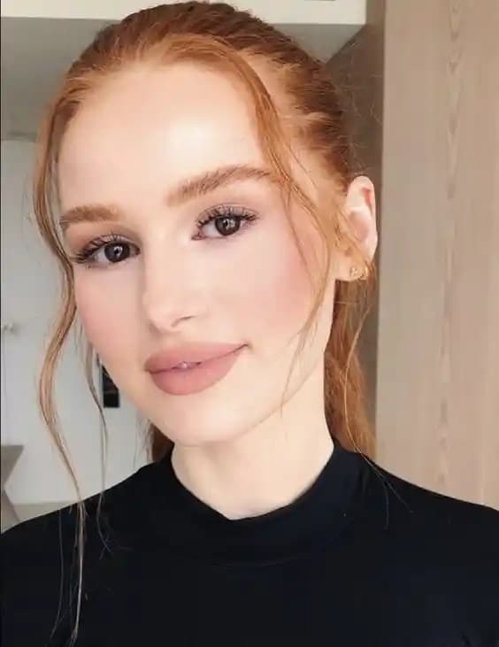 40 Yaş Üstü Kadınlar İçin En Uygun ve Genç Görünen Saç Renkleri Trendler ve Tavsiyeler