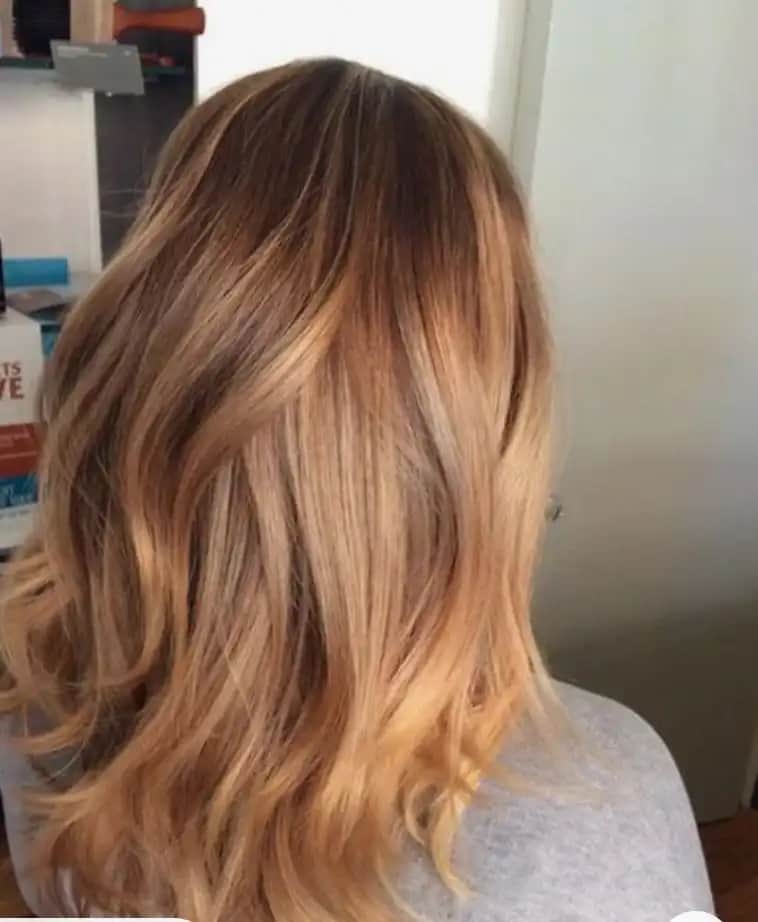 Açık Bal Köpüğü Saç Rengi: Doğal ve Modern Görünüm İçin En İyi Seçenekler