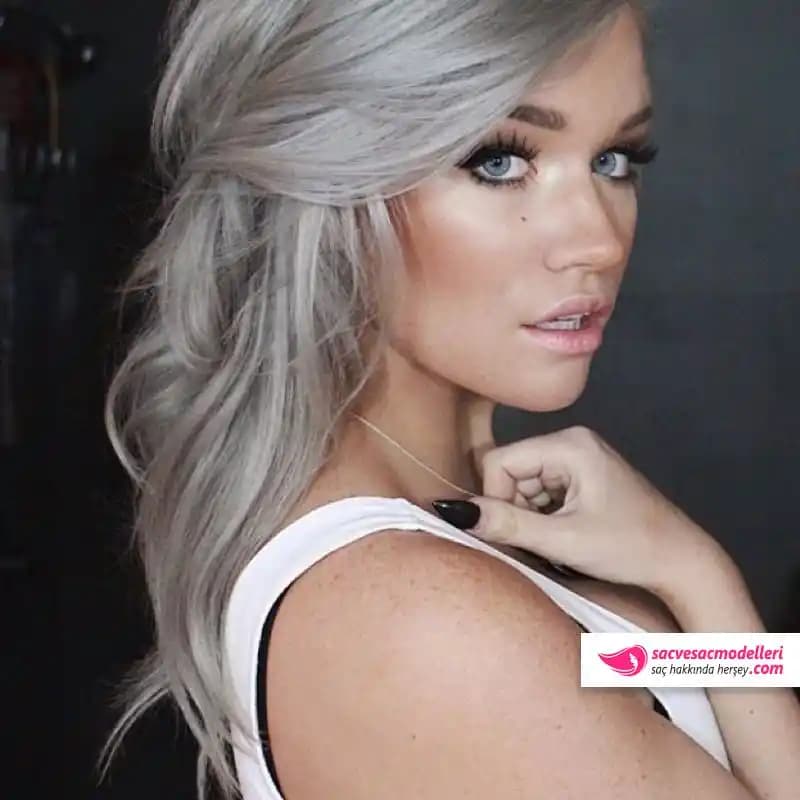 Açık Gri Saç Rengi Nedir ve Modern Trendlerde Nasıl Kullanılır