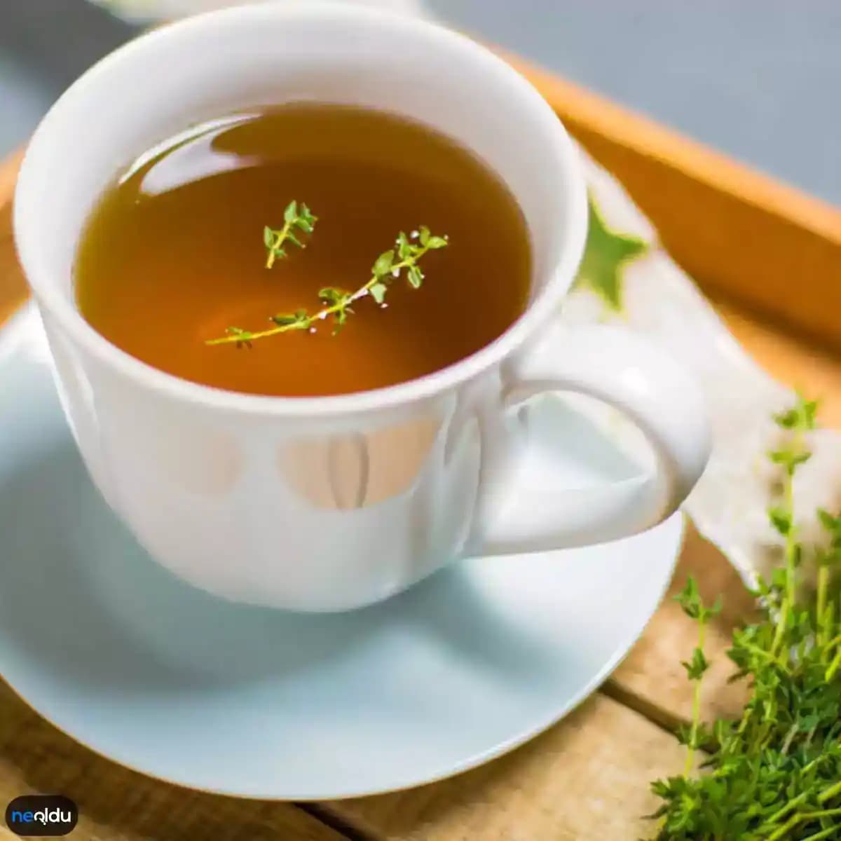 Adet Söktürücü Çaylar: Doğal ve Bilinçli Kullanım İpuçlarıyla Regl Düzensizlikleri