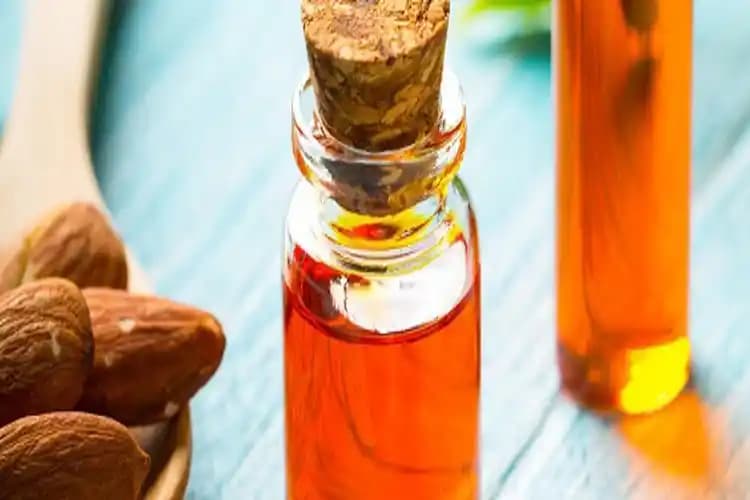 Badem Yağı ile Saç Bakımı: Kullanım Süresi ve Doğru Uygulama Yöntemleri