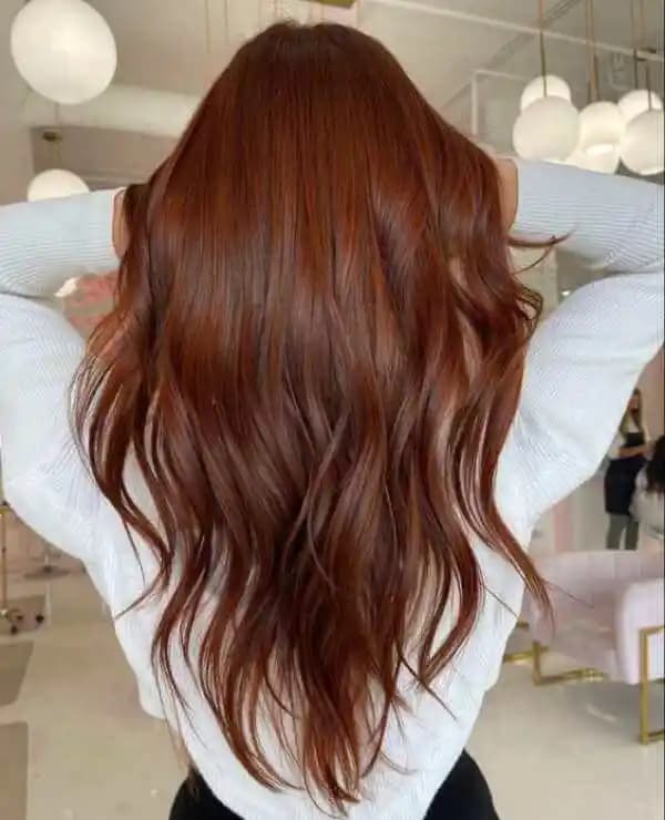 Bakır Kızıl Kahve Saç Rengi: Özellikleri, Uygun Ten Renkleri ve Bakım İpuçları