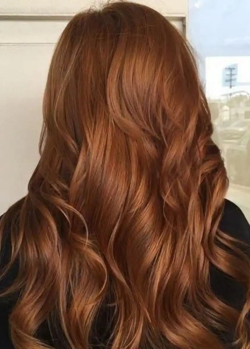 Bal Kahve Köpüğü Saç Rengi: Doğal ve Modern Görünüm İçin En İyi Seçenekler