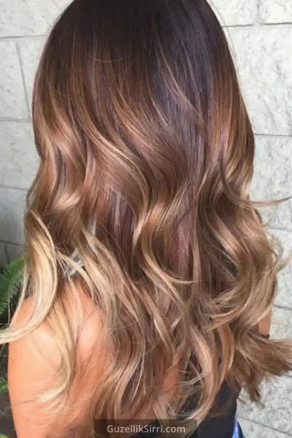 Bal Köpüğü Küllü Karamel Saç Rengi: Doğal ve Şık Bir Görünüm İçin Rehber