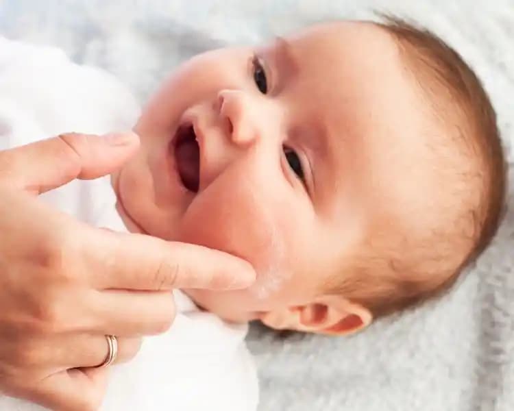 Bebek Saç Egzaması Nedenleri Belirtileri ve Etkili Bakım Yöntemleri