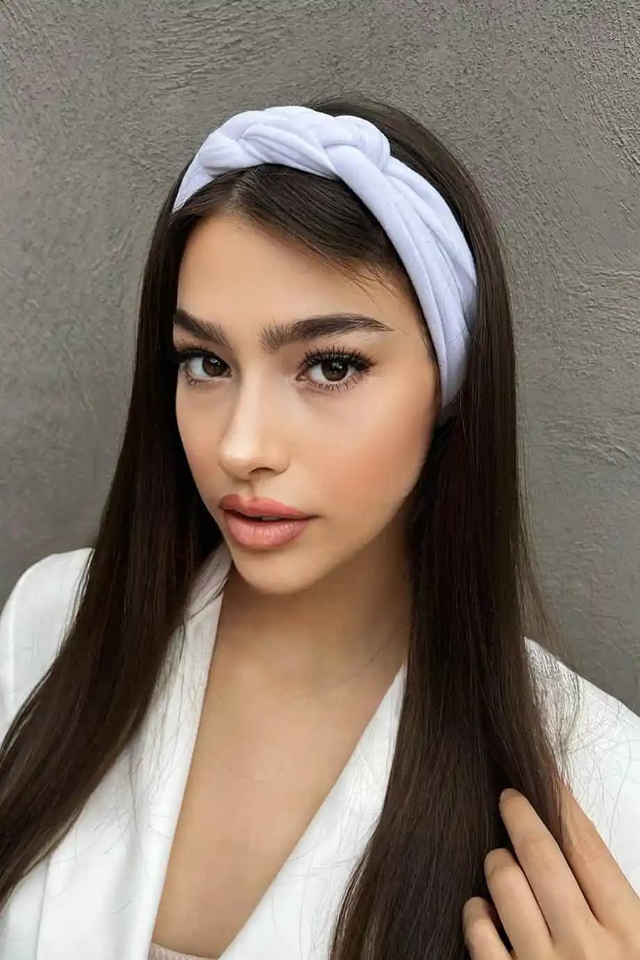 Beyaz Saç Bandı Modası ve Kullanım İpuçları Günlük ve Şık Kombinasyonlar