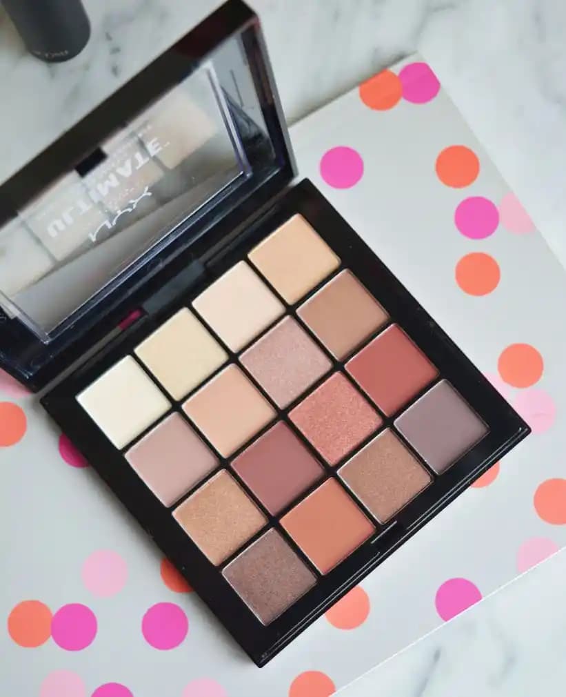 Buruna Sürülen Makyaj Malzemeleri ve Uygulama Teknikleriyle Doğal Güzelliği Vurgulama