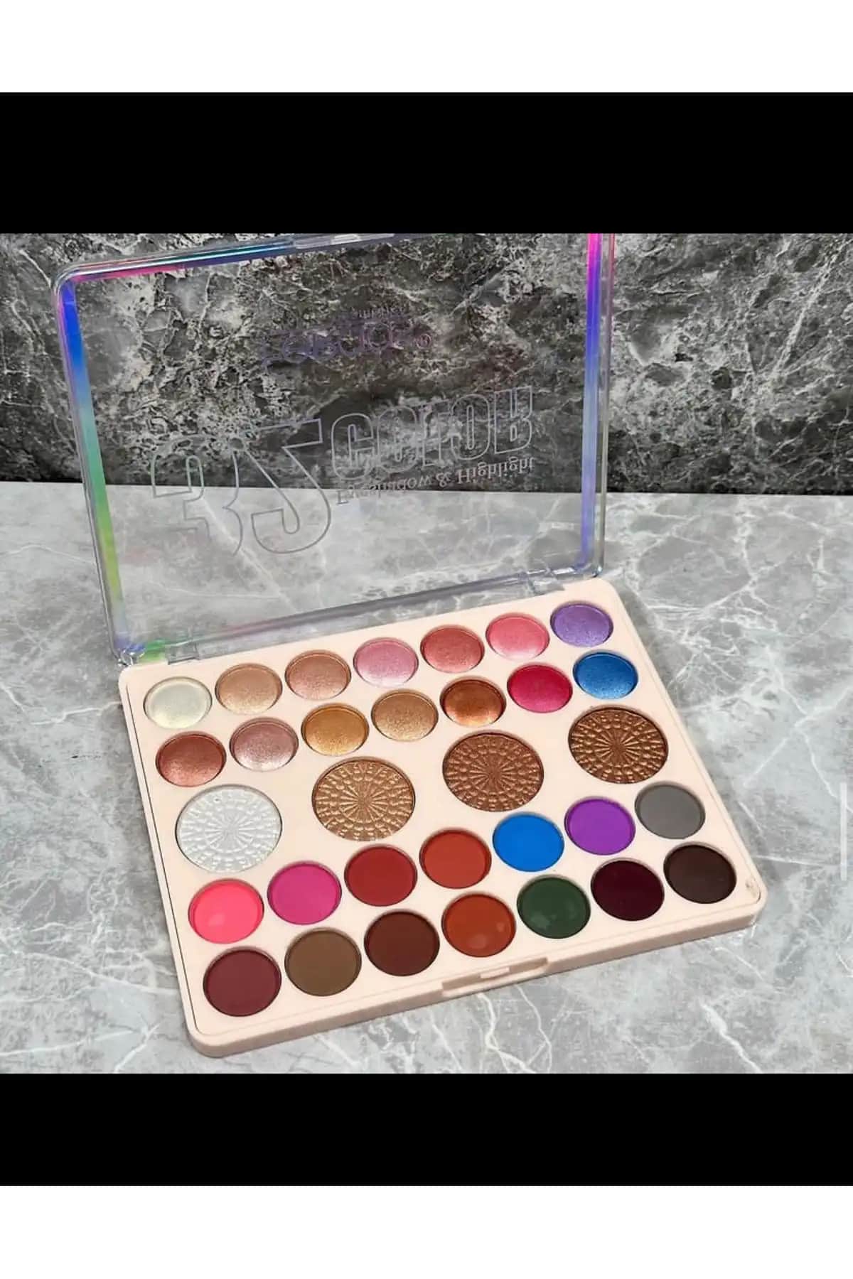 Büyük Far Kullanımı ve Trendleri: Makyajda Çarpıcı Göz Detayları