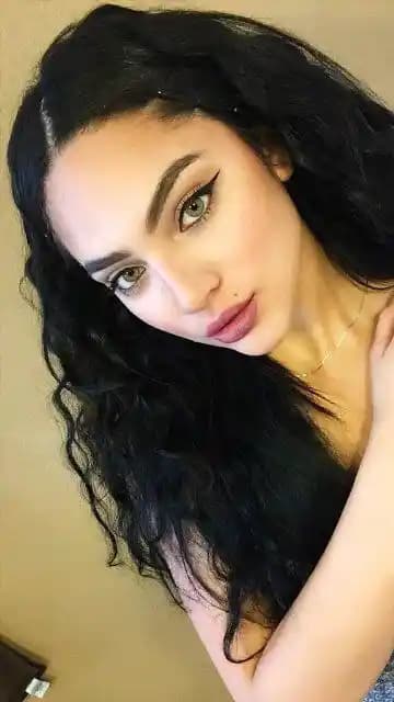 Doğal Duran Siyah Saç Boyası: Sağlıklı ve Doğal Görünüm İçin En İyi Seçenekler