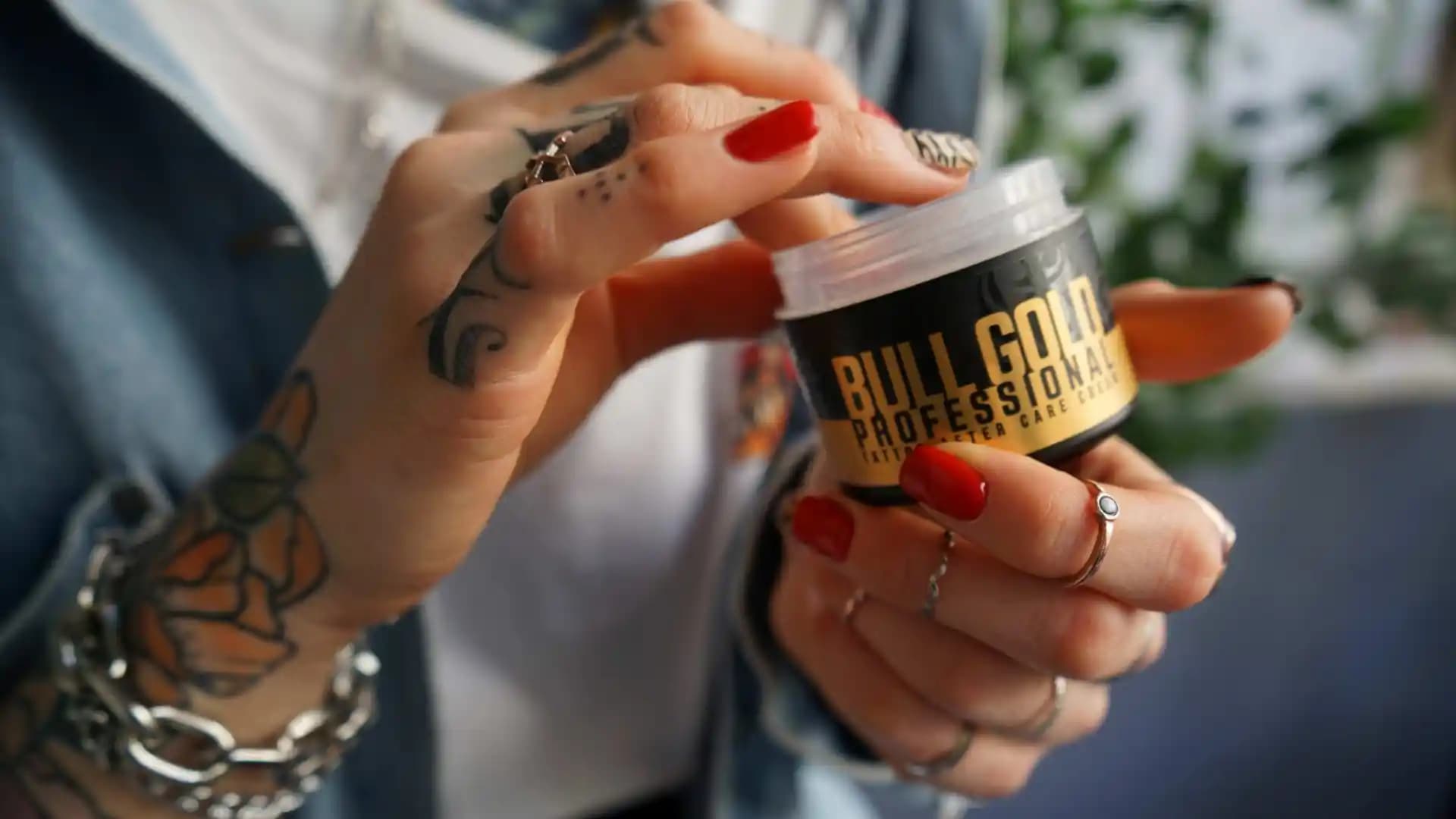 Dövme Bakımında Vazelin Kullanımı: Kaç Gün Sürdürülmeli ve Dikkat Edilmesi Gerekenler