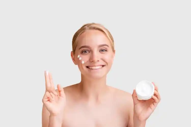 E Vitamini İçeren Güneş Kremlerinin Tüylenmeye Etkisi ve Doğru Kullanım Rehberi