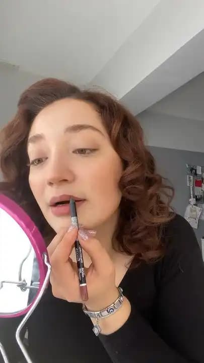 Emily Ruj: Modern Kozmetik Dünyasında Yenilikçi ve Trend Belirleyici Bir Ruj Serisi