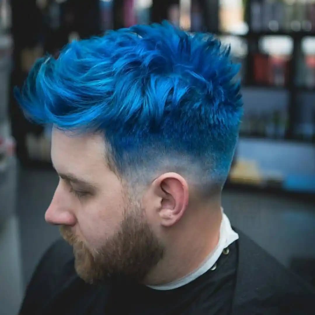Erkekler İçin Mavi Saç Trendleri ve Stil İpuçları Günümüzde moda dünyasında öne çıkan cesur saç renkleri