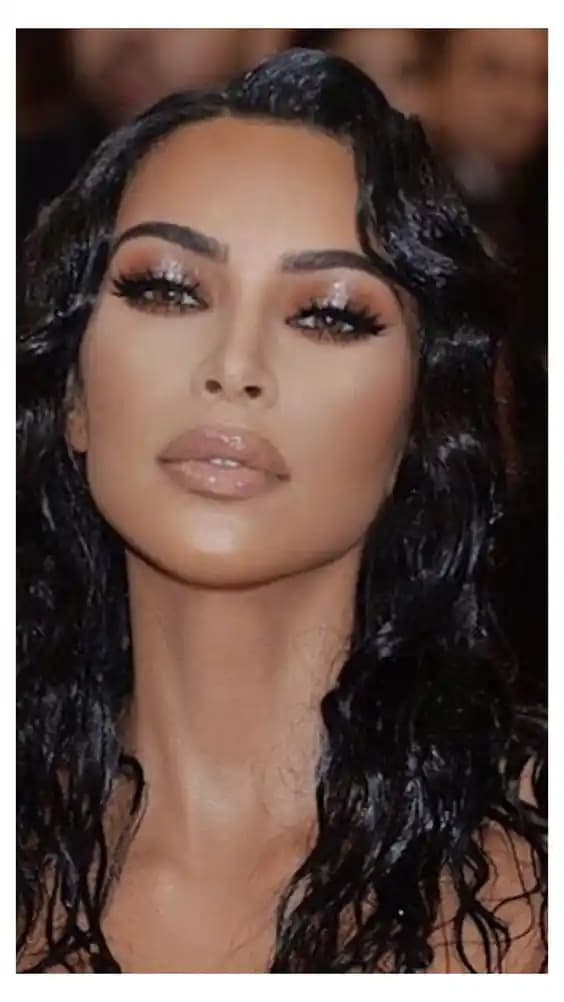 Esmer Ten ve Siyah Saç Kombinasyonu: Uyum ve Stil İçin En İyi Renkler ve Öneriler