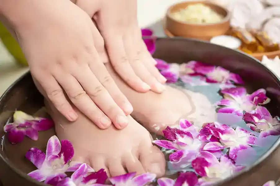 Evde Pedikür Suyuna Ne Konur? Doğal Malzemelerle Sağlıklı Ayak Bakımı Rehberi
