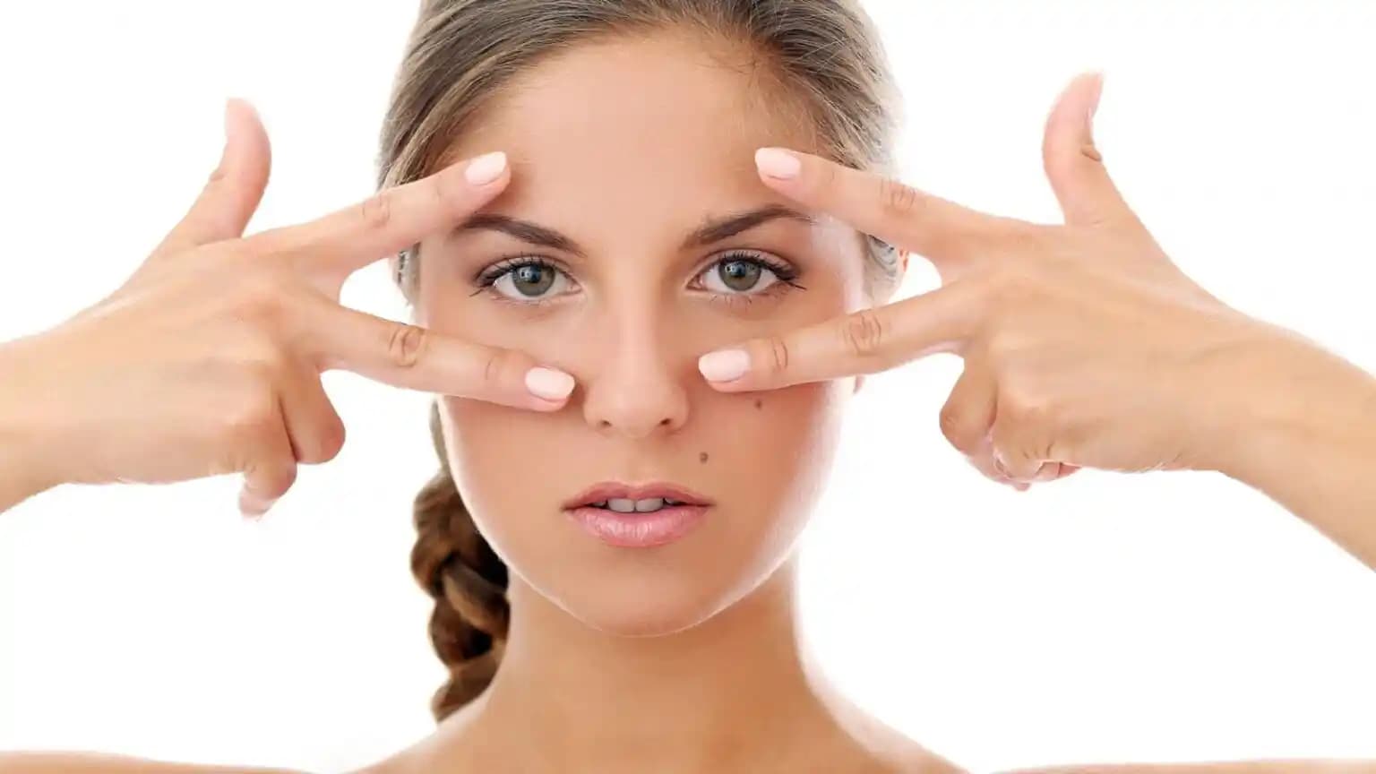 Göz Çevresinde Kuruluk Nedenleri Belirtileri ve Etkili Bakım Yöntemleri