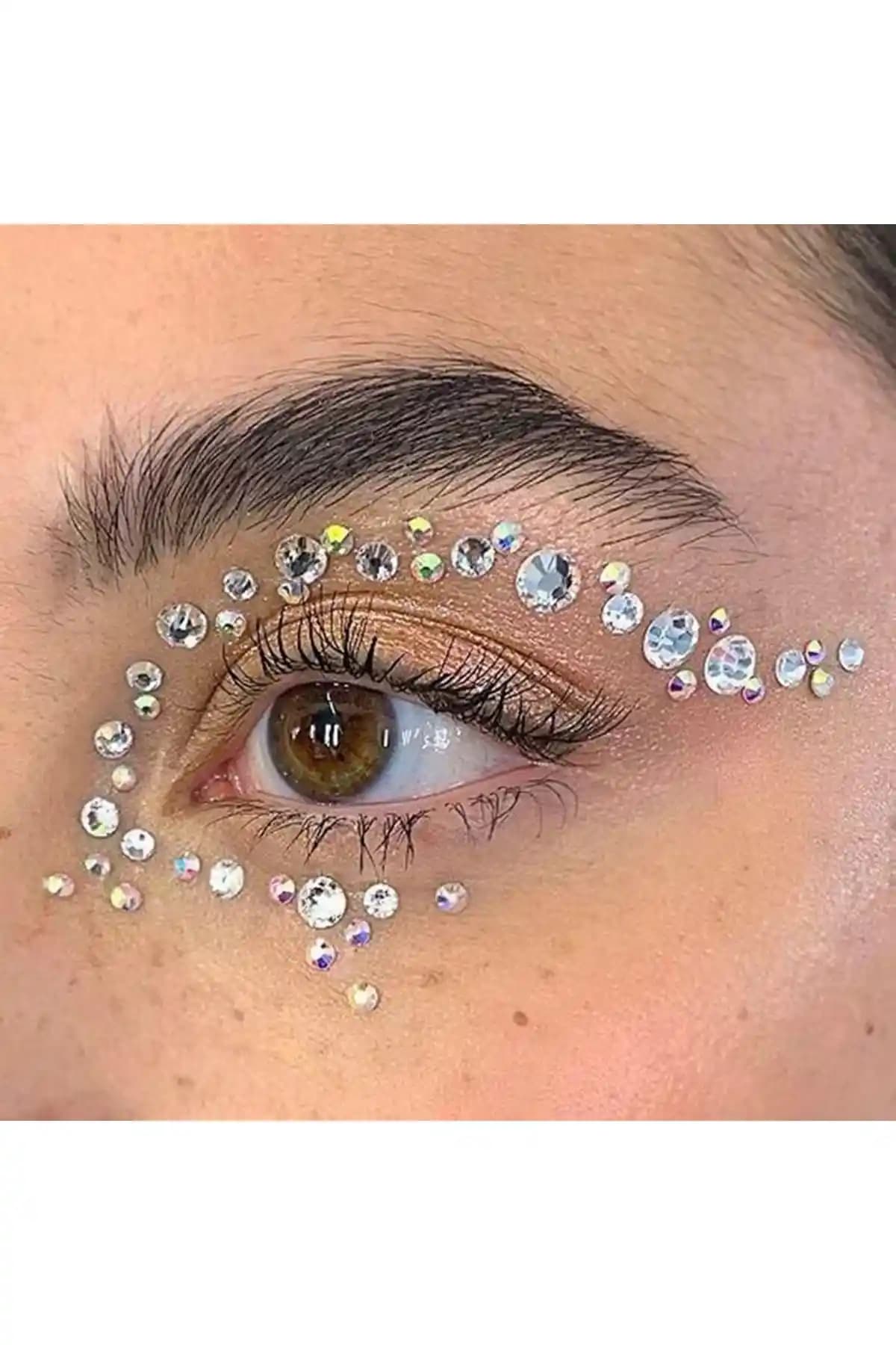 Göz Süsleme Taşı Nedir ve Nasıl Kullanılır Gözleri Büyüleyici Hale Getirir