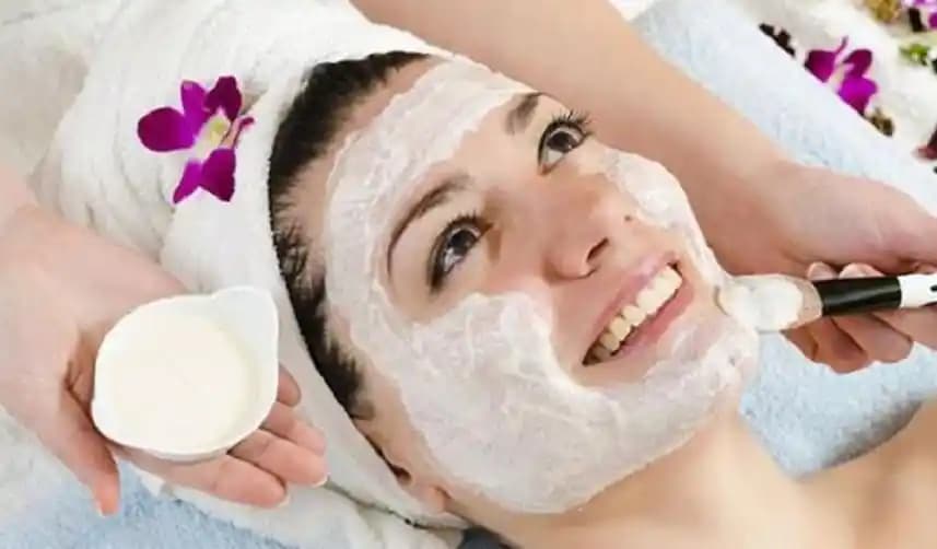 Gözenekli Cilt Bakımı: Geniş Gözenekleri Sıkılaştırmak ve Sağlıklı Bir Cilt Elde Etmek İçin Rehber