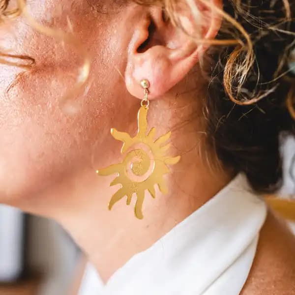 Güneş Küpe Nedir ve Yaz Aylarında Popülerlik Kazanan Takı Türü