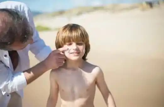 Güneşten Soyulan Deri Nasıl Temizlenir ve Doğal Bakım Yöntemleri Nelerdir