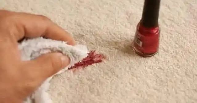 Halıdaki Oje Lekesini Asetonsuz ve Doğal Yöntemlerle Çıkarmanın En Etkili Rehberi