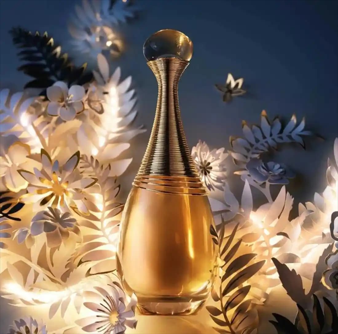 Kadınlar İçin Parfüm Seçimi ve Trendleri: Kendinizi Yansıtan Kokuların Rehberi