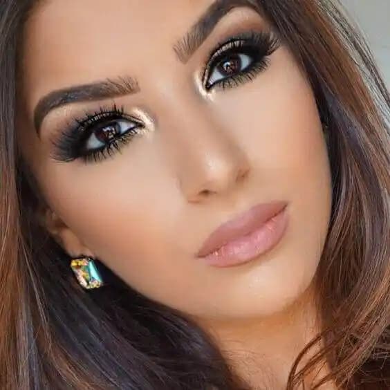 Kahverengi Gözlü Esmerler İçin Makyaj Rehberi: Doğal ve Çarpıcı Görünümler