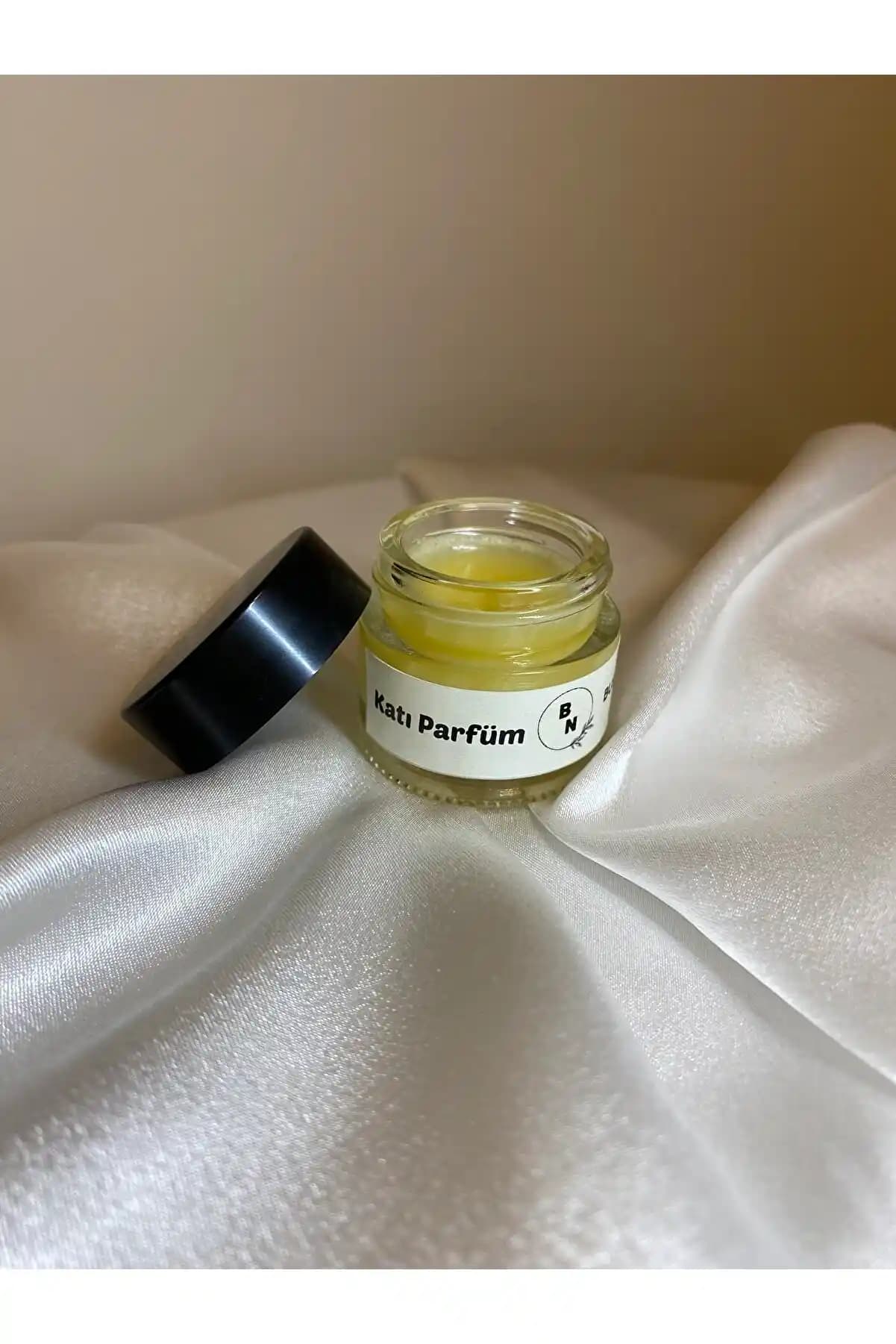 Katı Parfüm Nedir, Tarihçesi, Üretimi ve Günümüzdeki Popülerliği Hakkında Bilgiler