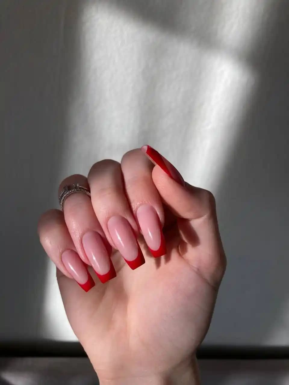 Kırmızı French Oje: Şıklık ve Zarafetin Modern Yansıması