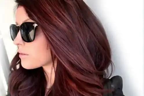 Kızıl Işıltılı Saçlar: Kendine Güven ve Çekiciliğin Simgesi