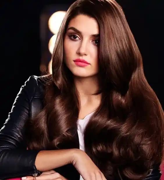 Koyu Kestane Kahverengi Saç Rengi: Doğal ve Şık Bir Görünüm İçin Rehber