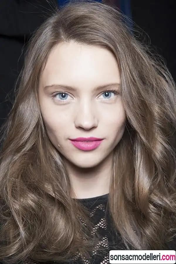 Küllü Kumral Sütlü Kahve Saç Rengi: Doğallık ve Şıklığın Modern Buluşması