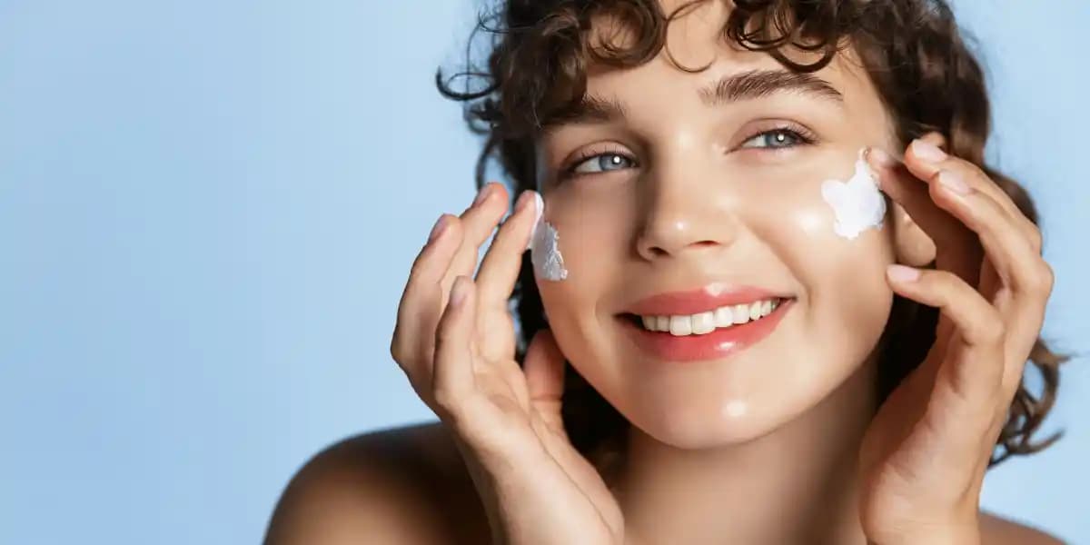 Kuru Cilt Nedir, Belirtileri ve Doğru Bakım Yöntemleri Hakkında Bilgiler