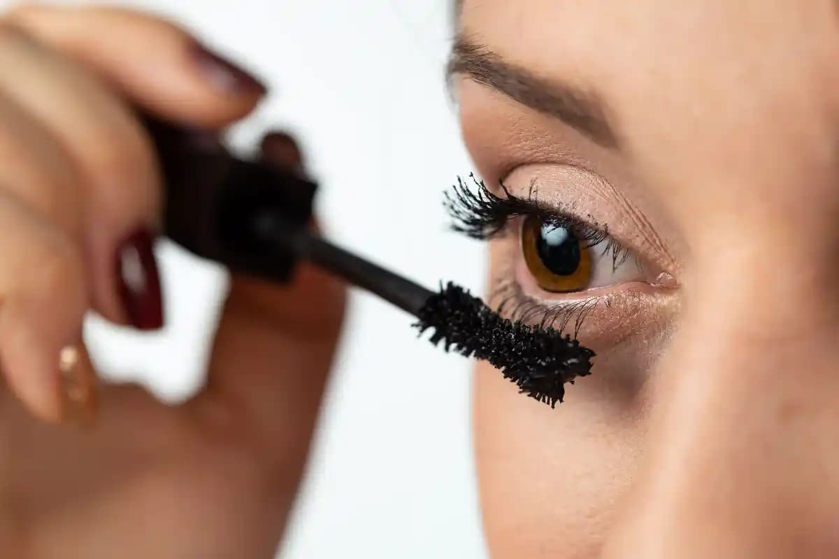 Kuruyan Rimeli Eski Haline Getirme Yöntemleri ve Makyajda Kullanım İpuçları