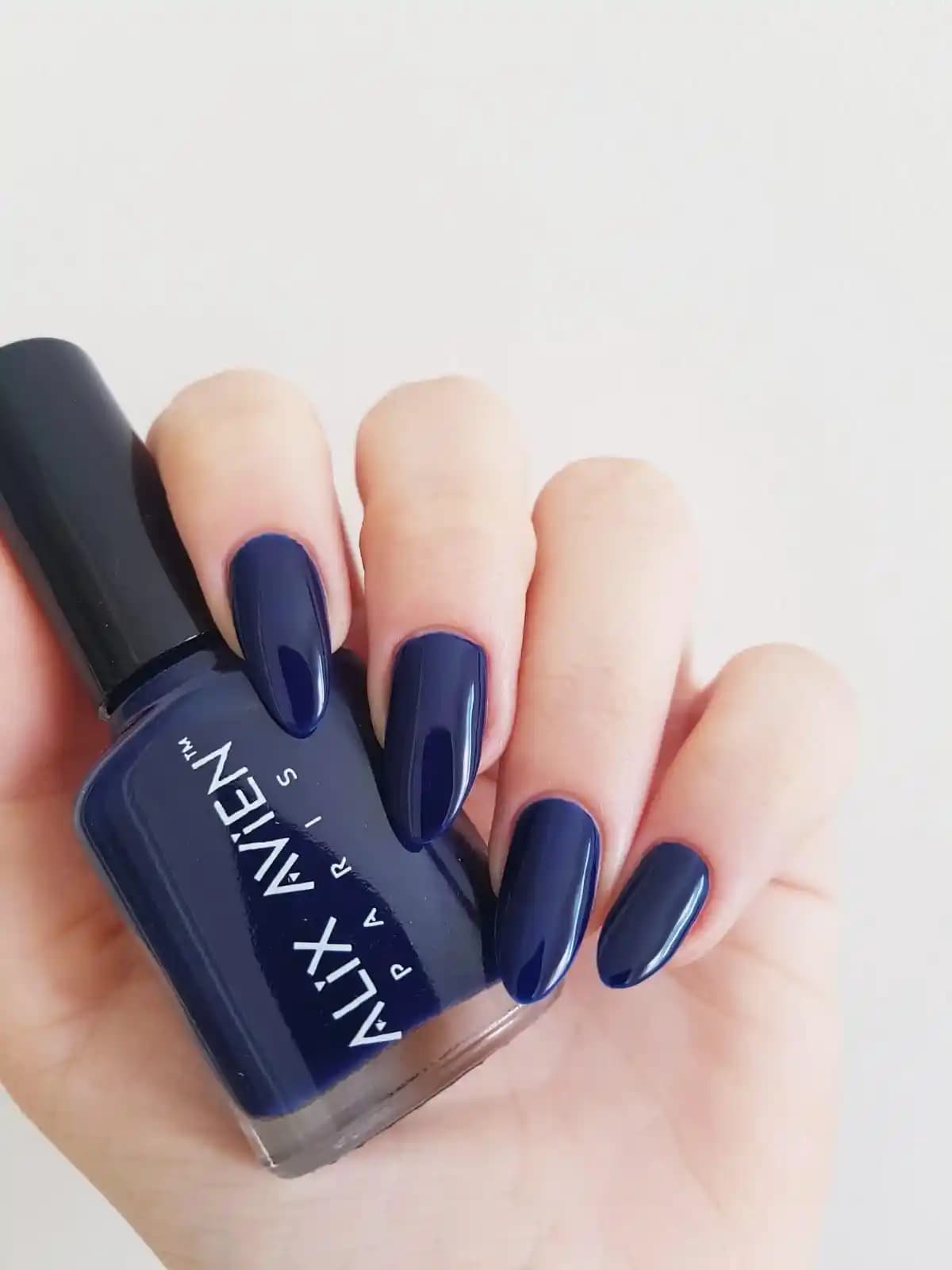 Lacivert Kalıcı Oje: Estetik ve Dayanıklılık Sunan Modern Tırnak Bakımı Yöntemi