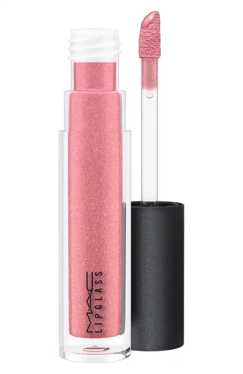 MAC Lip Gloss ile Dudaklarda Işıltı ve Zarafet: Geniş Renk Seçenekleri ve Uzun Süreli Parlaklık