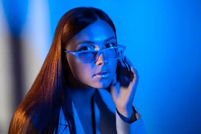 Mavi Işığın Kozmetik Dünyasındaki Yükselişi ve Cilt Sağlığına Etkileri