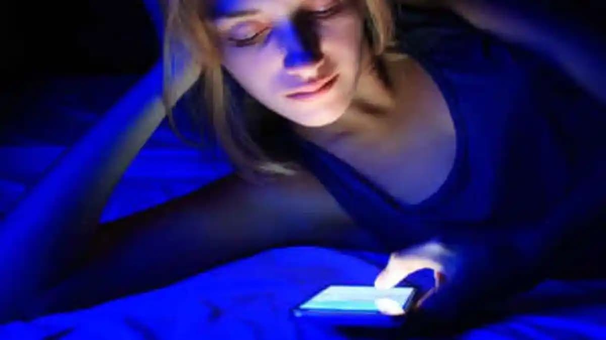 Mavi Işık Zararları ve Kozmetik Alanda Cilt Sağlığına Etkileri Analizi