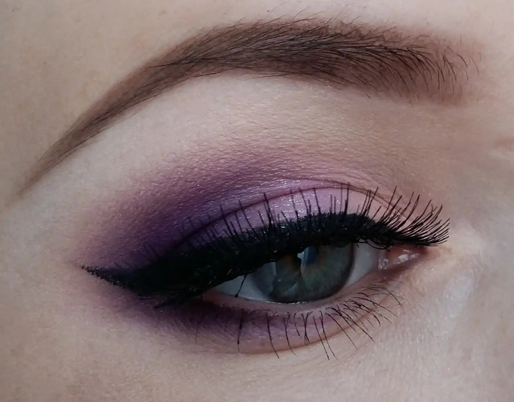 Mor Makyaj Teknikleri ve Trendleri: Renklerin Gücüyle Estetik Bir İfade