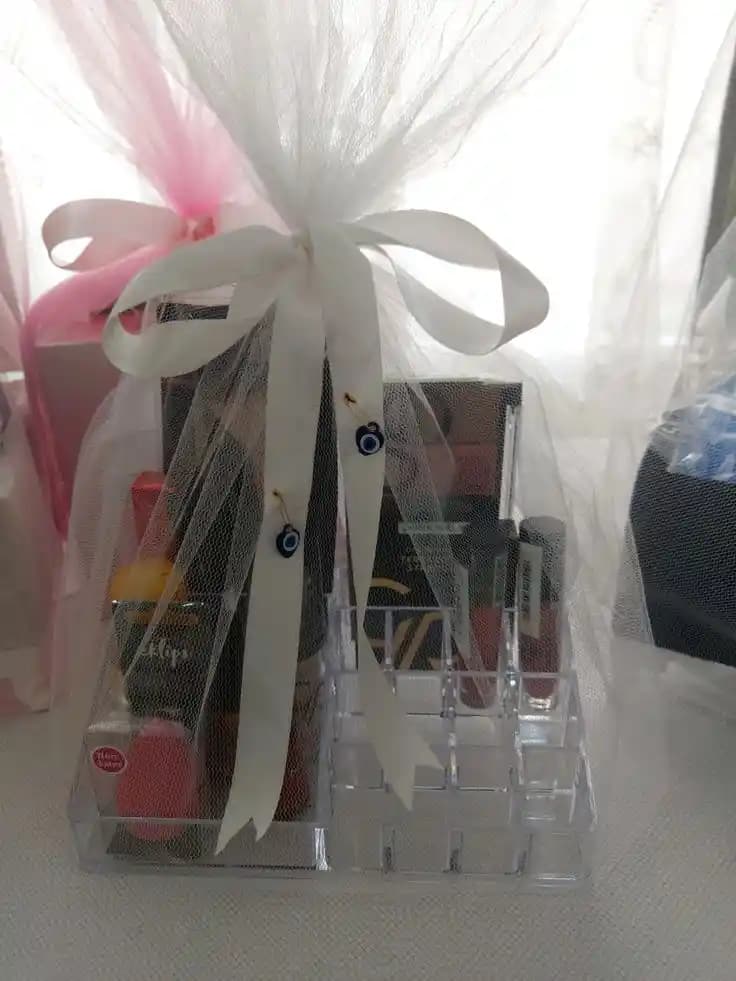 Nişan Bohçasında Makyaj Setleri: Güzellik ve Hazırlığın En Güzel Sembolü