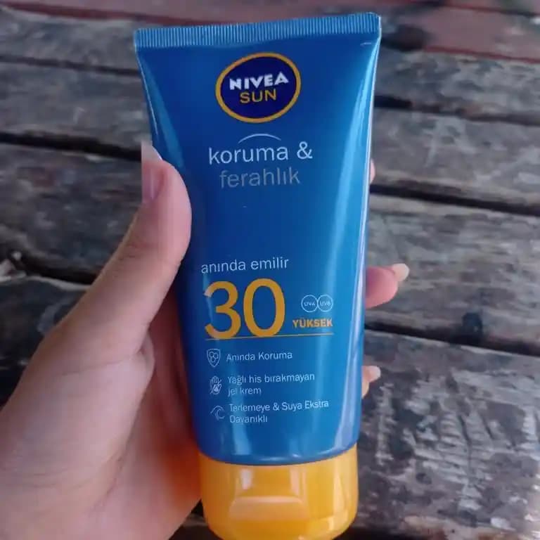 Nivea Güneş Kremleri ve Sivilce İlişkisi: Cilt Tipine Uygun Seçenekler ve Kullanım İpuçları