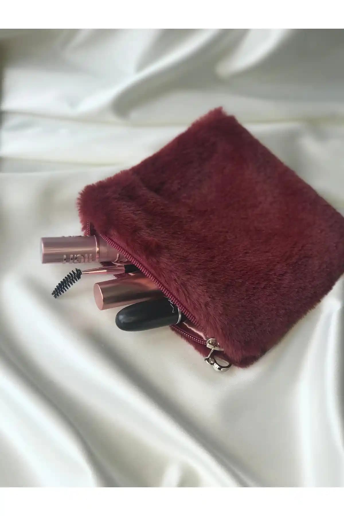 Peluş Makyaj Çantası Seçerken Dikkat Edilmesi Gerekenler ve Trendler 2023