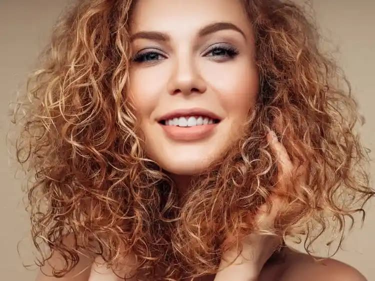 Permalı Saç Nedir, Çeşitleri ve Bakım İpuçlarıyla Doğal Buklelerin Sihirli Dünyası