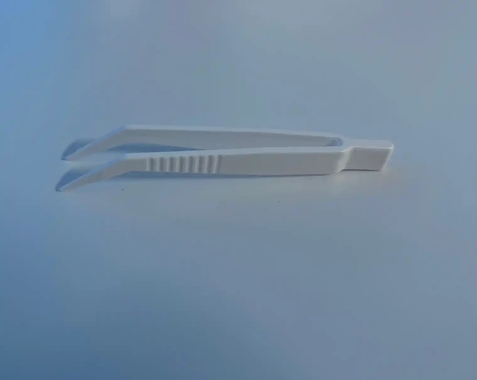 Plastik Cımbızlar: Kozmetik ve Hassas İşler İçin Pratik ve Güvenilir Araçlar